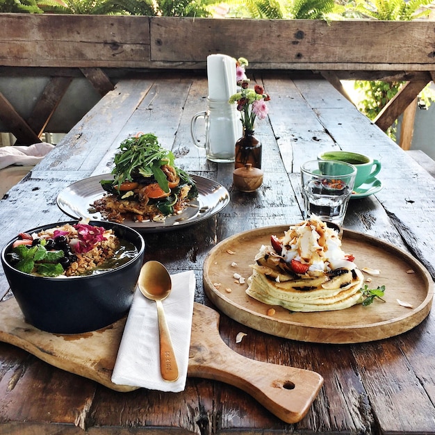 Rozłożone potrawy na stole